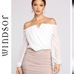Windsor 🤍 Off the shoulder v neck blouse~ white